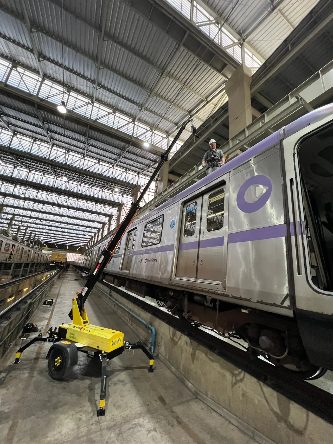 AMX em operação de manutenção no Metrô de São Paulo